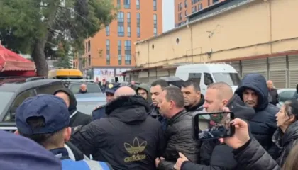 “Ti e ke fajin!” Sherr mes tregtarëve dhe përgjegjesit te “5 Maji”, ndërhyn policia