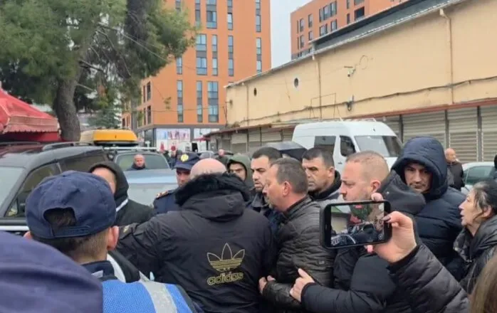 “Ti e ke fajin!” Sherr mes tregtarëve dhe përgjegjesit te “5 Maji”, ndërhyn policia