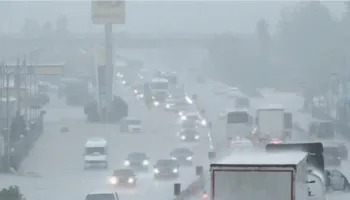 Tiranë–Durrës nën pushtetin e ujit, qytetarët të bllokuar për orë të tëra në trafik