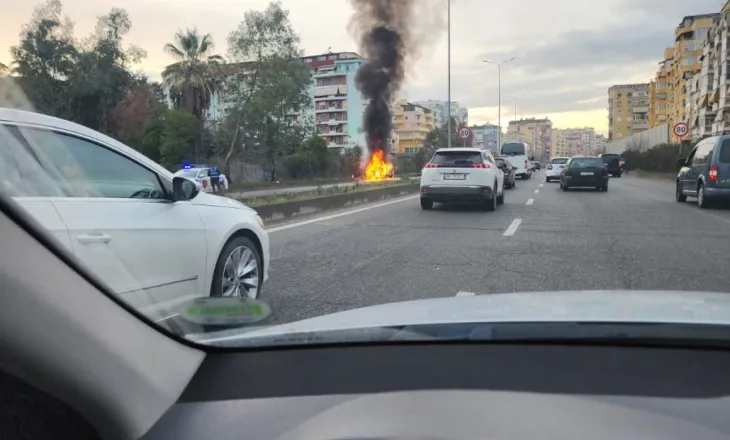 Tiranë/ Merr flakë një makinë pranë Kopshtit Botanik