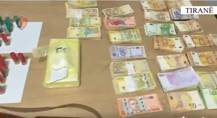 Tiranë, operacioni policor “Cargo 2”, vë në pranga 3 shtetas, sekuestron lëndë të dyshuar, kokainë, armë dhe para