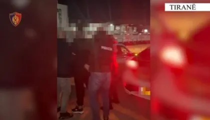 Tiranë/ Transportonte emigrantë drejt vendeve të BE-së, pranga 38-vjeçarit dhe shokut të tij