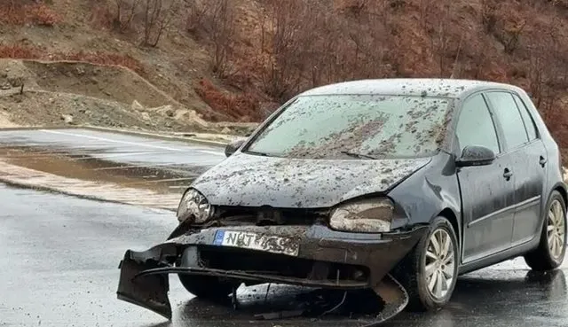 Tjetër skandal në aksin Qukës-Qafë Plloçë/ Masivi i dherave bie mbi një automjet