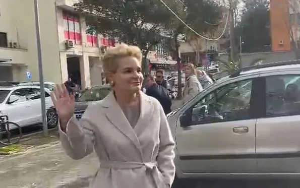 “T’ju jap nga një kafe për Vitin e Ri”, Kryemadhi paraqitet në SPAK, nuk kursen batutat