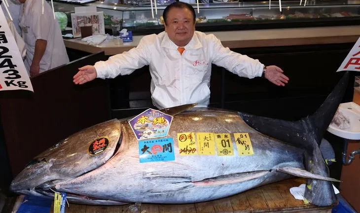 Ton i madh me pendë blu shitet për 2.4 milionë paund, thyen rekordin