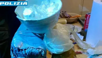 Trafik droge me vezë “Kinder”, policia italiane “kap mat” shqiptarin! Çfarë iu gjet në banesën e kthyer në laborator…