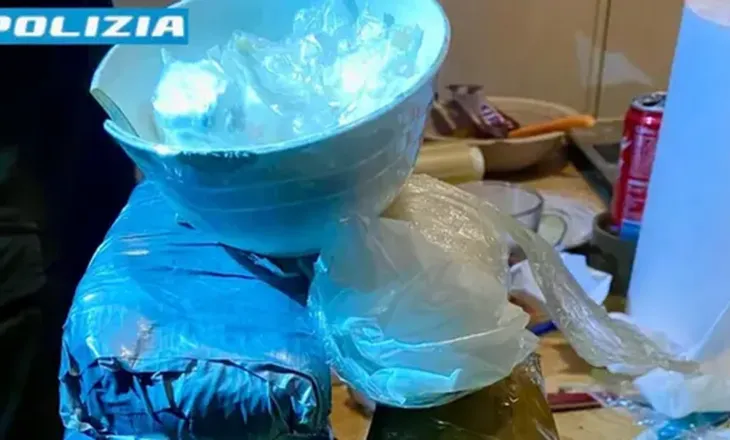 Trafik droge me vezë “Kinder”, policia italiane “kap mat” shqiptarin! Çfarë iu gjet në banesën e kthyer në laborator…