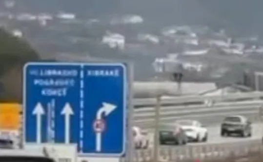 Trafik i rënduar në aksin Elbasan-Librazhd-Përrenjas, automjetet lëvizin ngadalë për shkak të ngricave