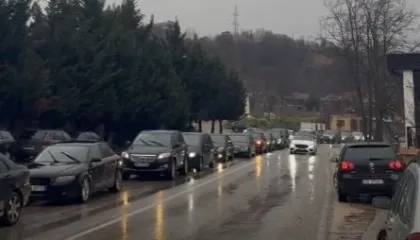 Trafik kilometrik në aksin Prrenjas-Elbasan, paralizohet qarkullimi i automjeteve