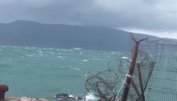 Trageti nuk ankorohet dot në Vlorë prej erës, pezullohet nisja për 800 udhëtarë