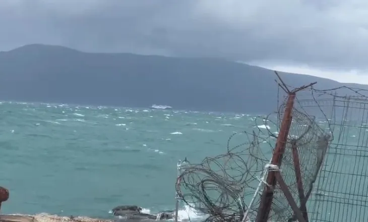 Trageti nuk ankorohet dot në Vlorë prej erës, pezullohet nisja për 800 udhëtarë
