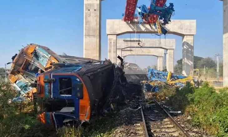 Tragjedi në Tailandë, vinçi ra mbi trenin e pasagjerëve, shkon në 22 numri i viktimave