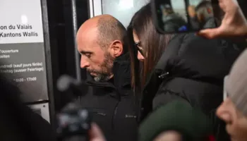 Tragjedia e Crans-Montana, lirohet me garanci pronari i “Constellation”, shpërthen zemërimi në Itali, Meloni: Fyerje për kujtimin e viktimava