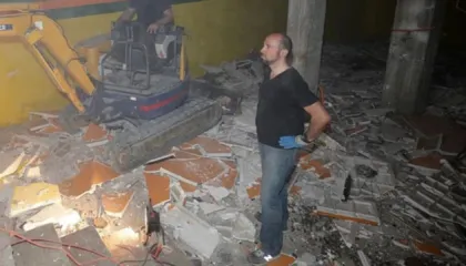 Tragjedia e natës së ndërrimit të viteve me mbi 40 viktima, zbulohet e kaluara e errët e pronarit të barit që u përfshi nga flakët, ishte dënuar më parë në Francë për…