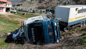 Tragjike/ Kamioni bie në humnerë në Gramsh, dy të vdekur dhe një në gjendje kritike