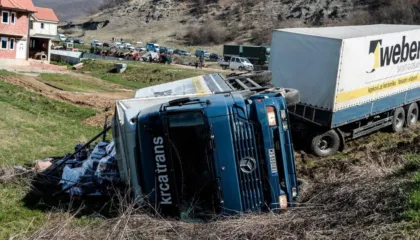 Tragjike/ Kamioni bie në humnerë në Gramsh, dy të vdekur dhe një në gjendje kritike