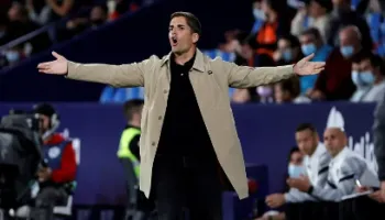 Trajneri përdorte ChatGPT për taktikat dhe vendimet, klubi e shkarkon