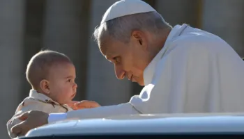 Trajtat e foljes «çarmatos» në himnin e Paqes të Leonit XIV