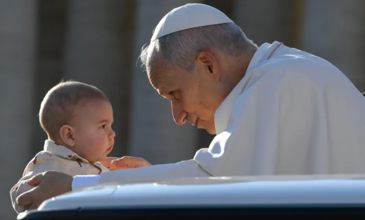 Trajtat e foljes «çarmatos» në himnin e Paqes të Leonit XIV