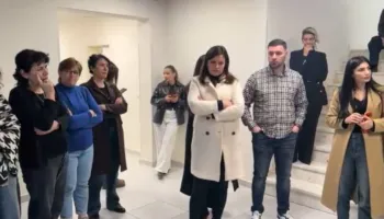 Transferimi i Kadastrës së Vlorës në Tiranë, punonjësit nuk largohen nga godina, kërkojnë mbështetje nga drejtuesi politik dhe deputetët