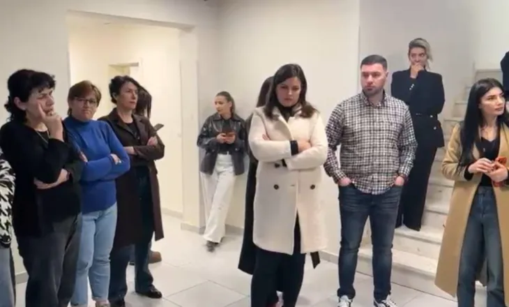 Transferimi i Kadastrës së Vlorës në Tiranë, punonjësit nuk largohen nga godina, kërkojnë mbështetje nga drejtuesi politik dhe deputetët