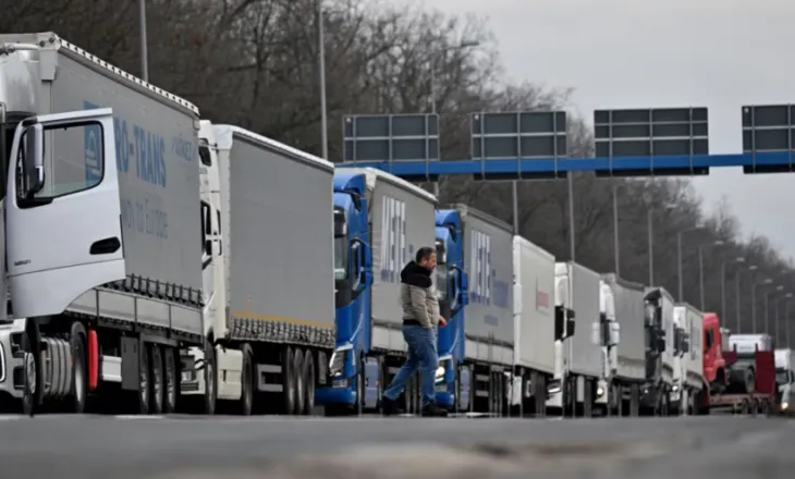 Transportuesit nga Serbia dhe Bosnja vazhdojnë bllokadat në pikat kufitare