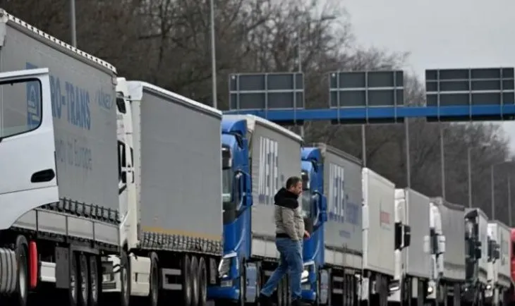 Transportuesit serbë i japin fund bllokadës, nis qarkullimi i kamionëve nga Kosova drejt Serbisë