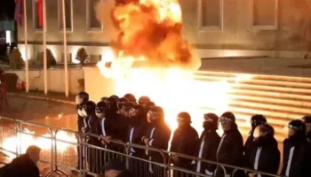 “Trazira gjatë demonstratës”/ Mediat e huaja pasqyrojnë protestën e PD: U hodh molotov drejt Parlamentit