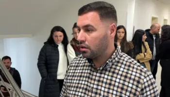 ‘Tre orë udhëtim çdo ditë, rroga nuk mjafton’/ Punonjësit e Hipotekës Vlorë kundër vendimit të transferimit në Tiranë