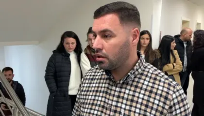 ‘Tre orë udhëtim çdo ditë, rroga nuk mjafton’/ Punonjësit e Hipotekës Vlorë kundër vendimit të transferimit në Tiranë