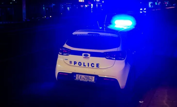 Tre persona hapin zjarr para biznesit të shqiptarit në Greqi, plagoset pronari dhe i biri