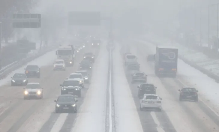 Tre viktima dhe qindra aksidente nga kushtet e rënda atmosferike