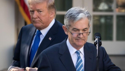 Tregjet tronditen nga përplasja Trump–Powell, dollari në rënie