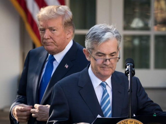 Tregjet tronditen nga përplasja Trump–Powell, dollari në rënie