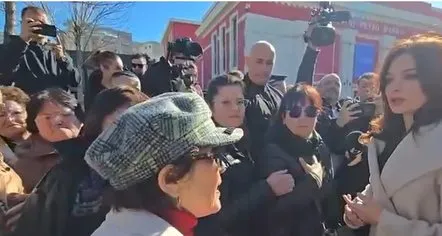 Tregtarët e tregut industrial përplasen me ministren Spiropali: T’iu vijë turp që vini në Vlorë