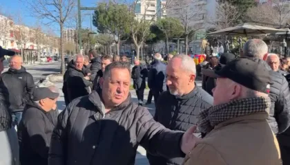 Tregtarët e Vlorës në protestë para vizitës së Ramës: Vendimi i Bashkisë rrezikon punën tonë, po na dëmtoni ekonominë