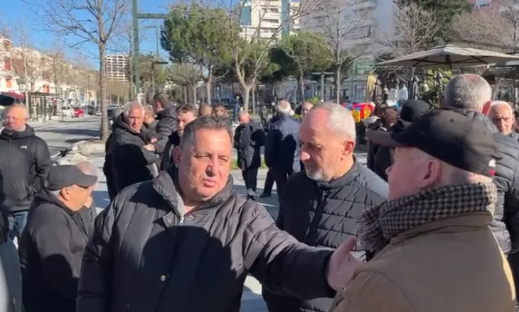 Tregtarët e Vlorës në protestë para vizitës së Ramës: Vendimi i Bashkisë rrezikon punën tonë, po na dëmtoni ekonominë