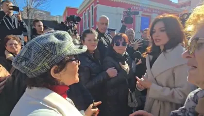 Tregtarët e Vlorës protestojnë për zhvendosjen e tregut, përplasen me Spiropalin