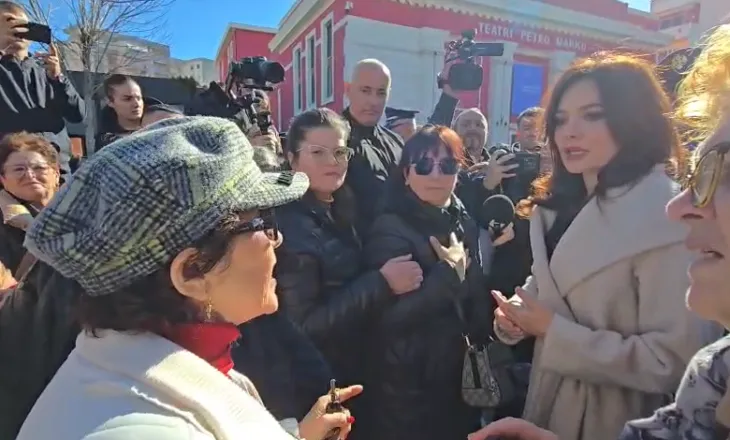 Tregtarët e Vlorës protestojnë për zhvendosjen e tregut, përplasen me Spiropalin