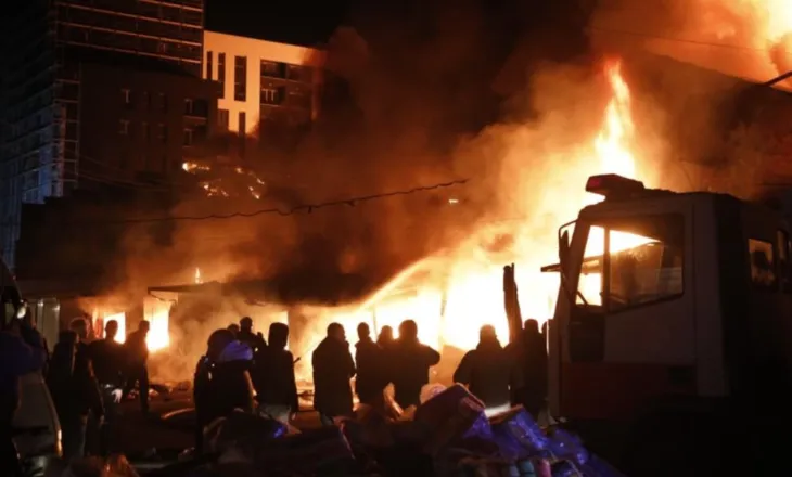 Tregu i ‘5 Majit’ shkrumb e hi, Policia: Zjarri u shkaktua nga një shkëndijë elektrike