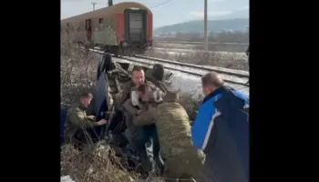 Treni përplaset me makinën/ Lëndohen 3 persona, mes tyre një i mitur