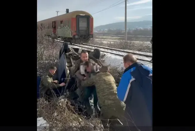 Treni përplaset me makinën/ Lëndohen 3 persona, mes tyre një i mitur