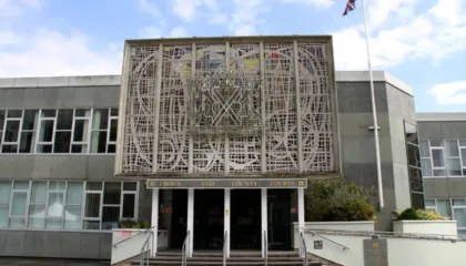 Tronditëse/ Kreu marrëdhënie seksuale me dy nga nxënëset e tij, dënohet pas gati 25 vitesh nga akti i tmerrshëm mësuesi i gjeografisë