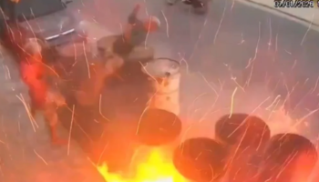 Tronditëse! Po luanin me çakmak pranë fuçive të naftës, të rinjtë ‘hidhen në erë’