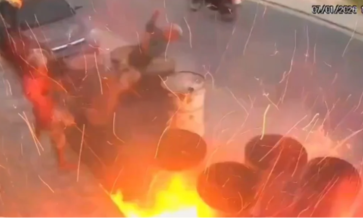 Tronditëse! Po luanin me çakmak pranë fuçive të naftës, të rinjtë ‘hidhen në erë’