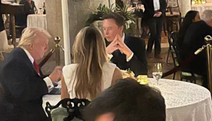 Trump dhe Musk lënë pas “hatërmbetjet”, darkojnë në Mar-A-Lago