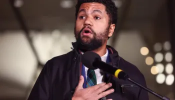 “Trump do të më deportojë”/ Incident gjatë një festivali në Florida, kongresmeni Demokrat goditet me grusht