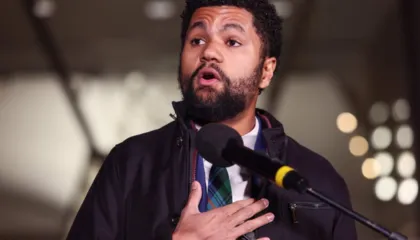 “Trump do të më deportojë”/ Incident gjatë një festivali në Florida, kongresmeni Demokrat goditet me grusht