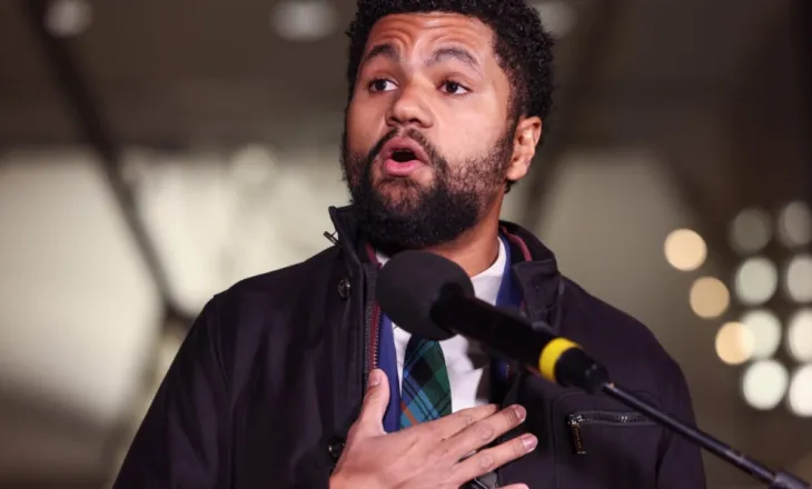 “Trump do të më deportojë”/ Incident gjatë një festivali në Florida, kongresmeni Demokrat goditet me grusht