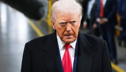 Trump i drejtoi gishtin e mesit një punonjësi/ Reagon Shtëpia e Bardhë: Reagim i përshtatshëm…